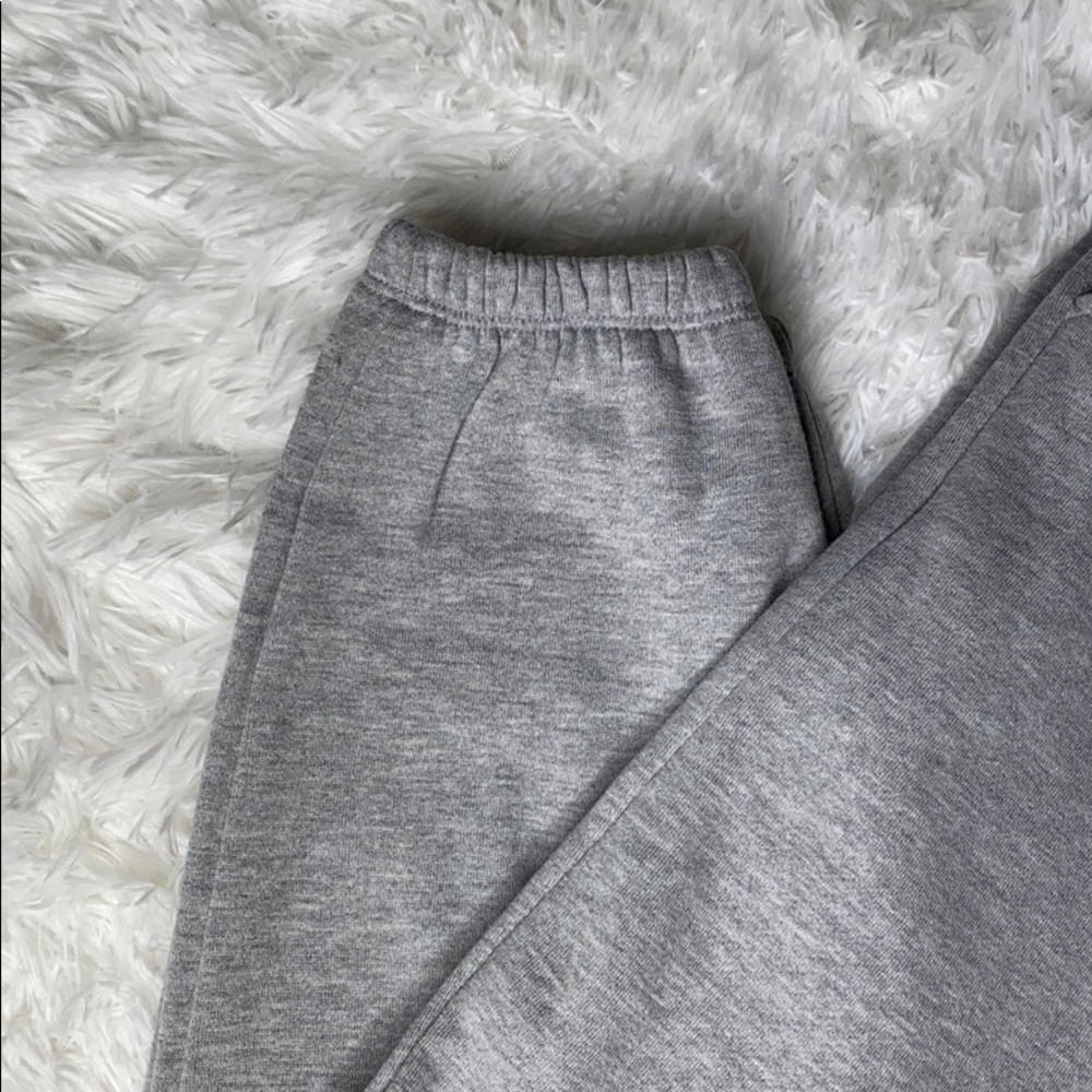 🚨CLOSET CLEAROUT Women’s Grey Jogger/Sweats - Picture 3 of 4